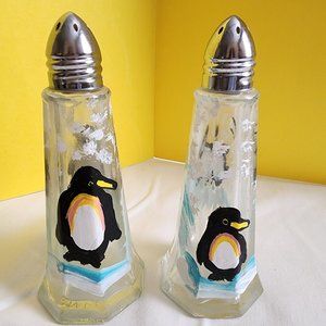 VINTAGE CLEAR GLASS SALT & PEPPER SHAKERS HAND PAINTED Penguin Design 🐧 Unused